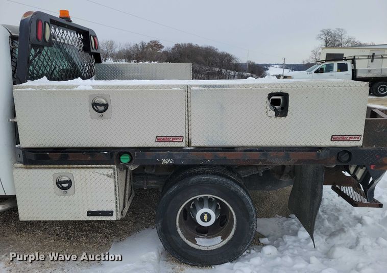 image for item NO9827 2013 Chevrolet 3500HD Silverado Crew Cab flatbed truck