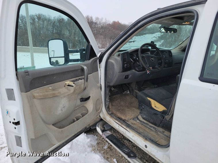 image for item NO9827 2013 Chevrolet 3500HD Silverado Crew Cab flatbed truck