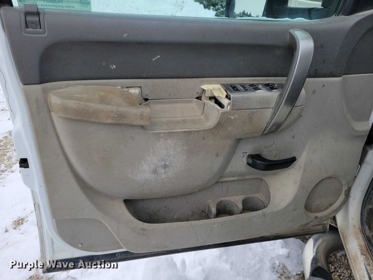 image for item NO9827 2013 Chevrolet 3500HD Silverado Crew Cab flatbed truck