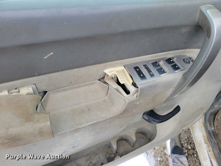 image for item NO9827 2013 Chevrolet 3500HD Silverado Crew Cab flatbed truck