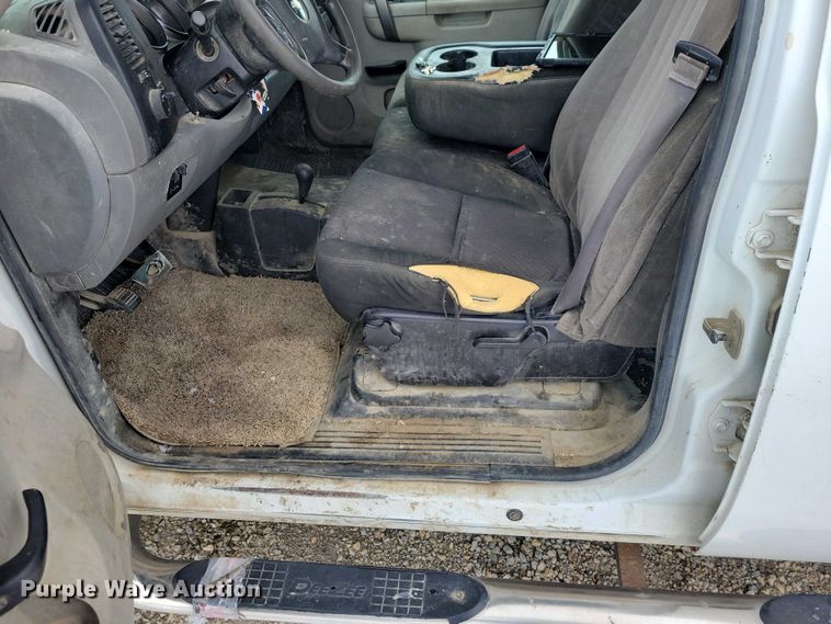 image for item NO9827 2013 Chevrolet 3500HD Silverado Crew Cab flatbed truck