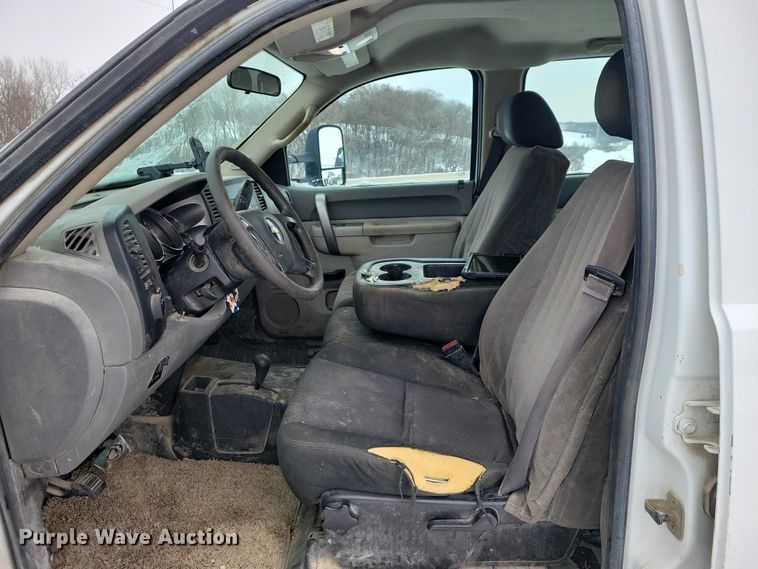 image for item NO9827 2013 Chevrolet 3500HD Silverado Crew Cab flatbed truck