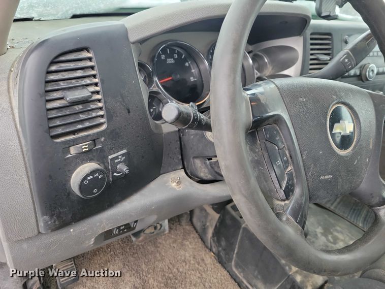 image for item NO9827 2013 Chevrolet 3500HD Silverado Crew Cab flatbed truck