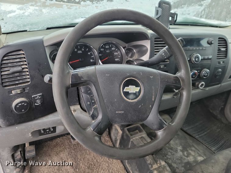 image for item NO9827 2013 Chevrolet 3500HD Silverado Crew Cab flatbed truck