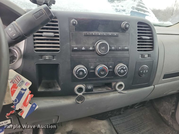 image for item NO9827 2013 Chevrolet 3500HD Silverado Crew Cab flatbed truck