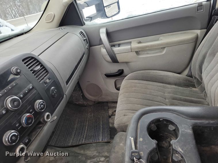 image for item NO9827 2013 Chevrolet 3500HD Silverado Crew Cab flatbed truck