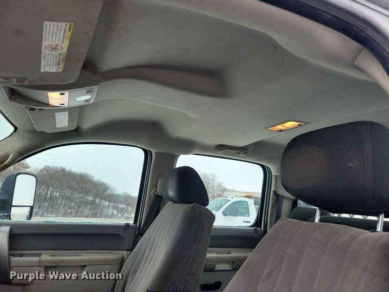 image for item NO9827 2013 Chevrolet 3500HD Silverado Crew Cab flatbed truck