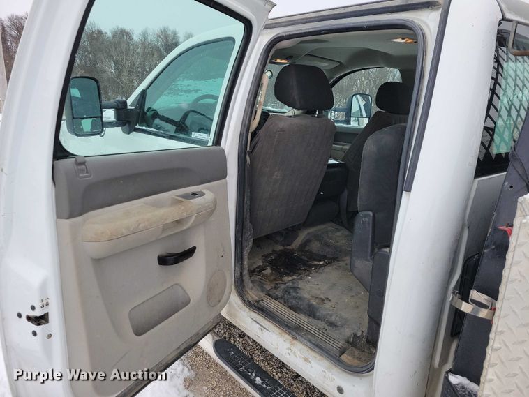 image for item NO9827 2013 Chevrolet 3500HD Silverado Crew Cab flatbed truck