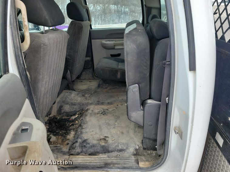 image for item NO9827 2013 Chevrolet 3500HD Silverado Crew Cab flatbed truck