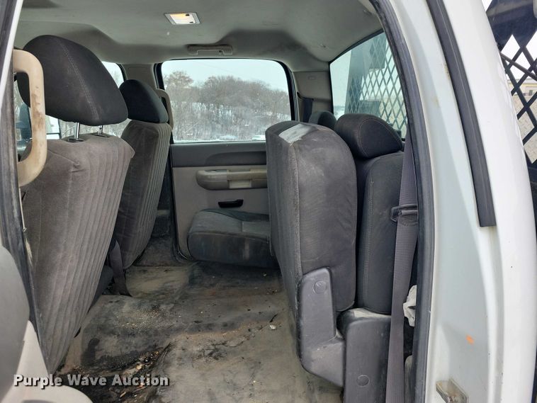 image for item NO9827 2013 Chevrolet 3500HD Silverado Crew Cab flatbed truck