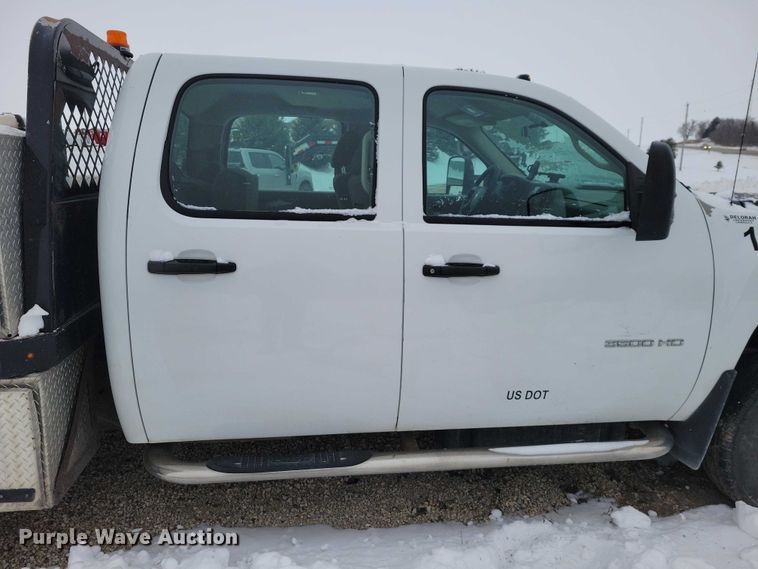 image for item NO9827 2013 Chevrolet 3500HD Silverado Crew Cab flatbed truck