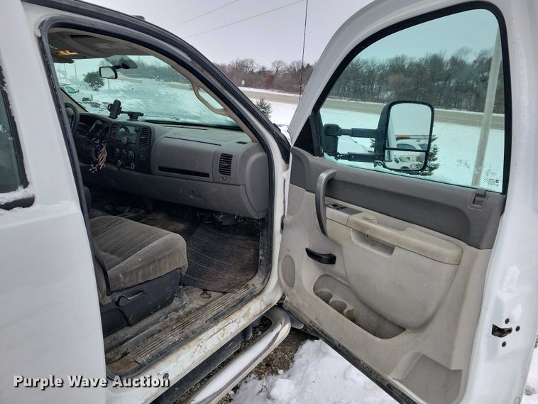 image for item NO9827 2013 Chevrolet 3500HD Silverado Crew Cab flatbed truck