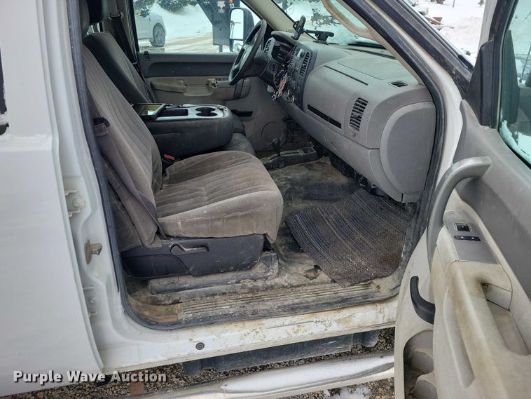 image for item NO9827 2013 Chevrolet 3500HD Silverado Crew Cab flatbed truck