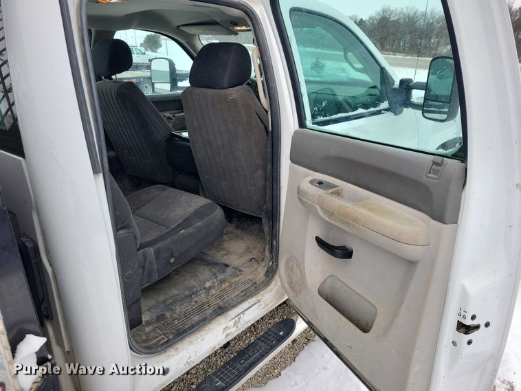 image for item NO9827 2013 Chevrolet 3500HD Silverado Crew Cab flatbed truck