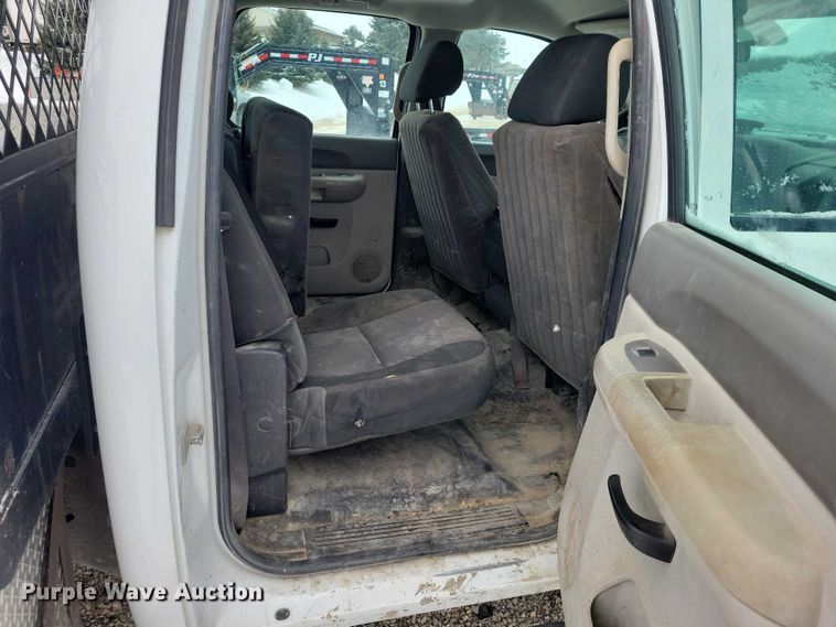 image for item NO9827 2013 Chevrolet 3500HD Silverado Crew Cab flatbed truck