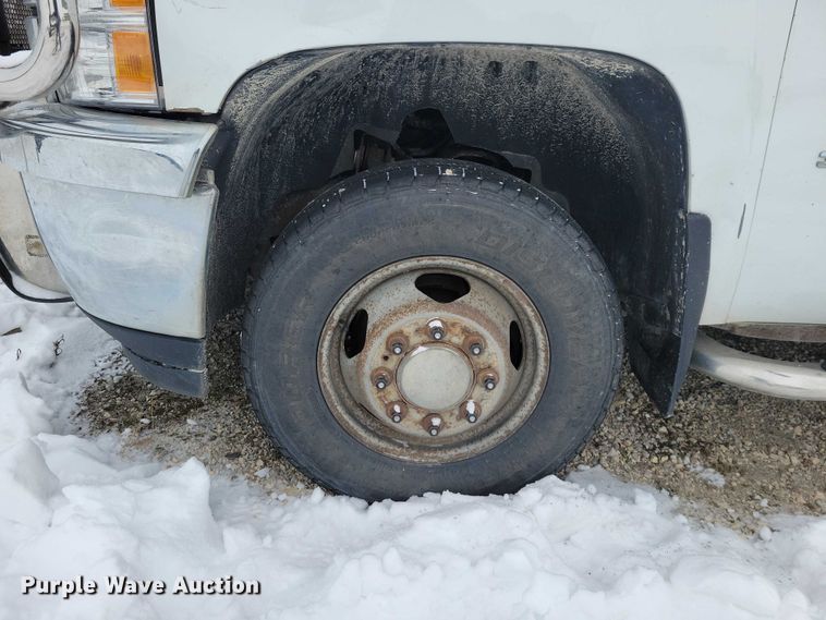 image for item NO9827 2013 Chevrolet 3500HD Silverado Crew Cab flatbed truck