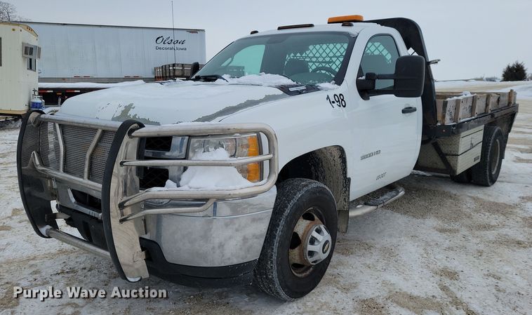 image for item NO9828 2013 Chevrolet Silverado 3500HD flatbed pickup truck