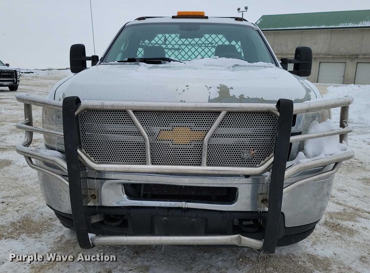 image for item NO9828 2013 Chevrolet Silverado 3500HD flatbed pickup truck