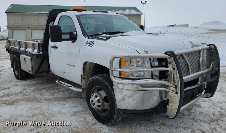 image for item NO9828 2013 Chevrolet Silverado 3500HD flatbed pickup truck