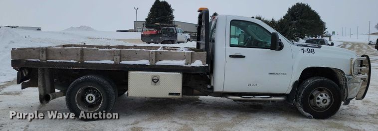 image for item NO9828 2013 Chevrolet Silverado 3500HD flatbed pickup truck