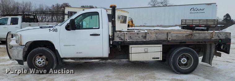 image for item NO9828 2013 Chevrolet Silverado 3500HD flatbed pickup truck