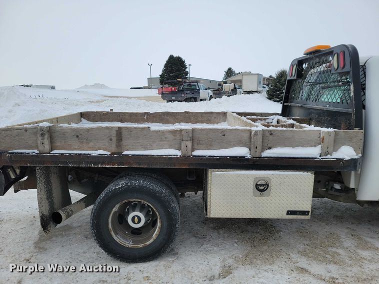 image for item NO9828 2013 Chevrolet Silverado 3500HD flatbed pickup truck