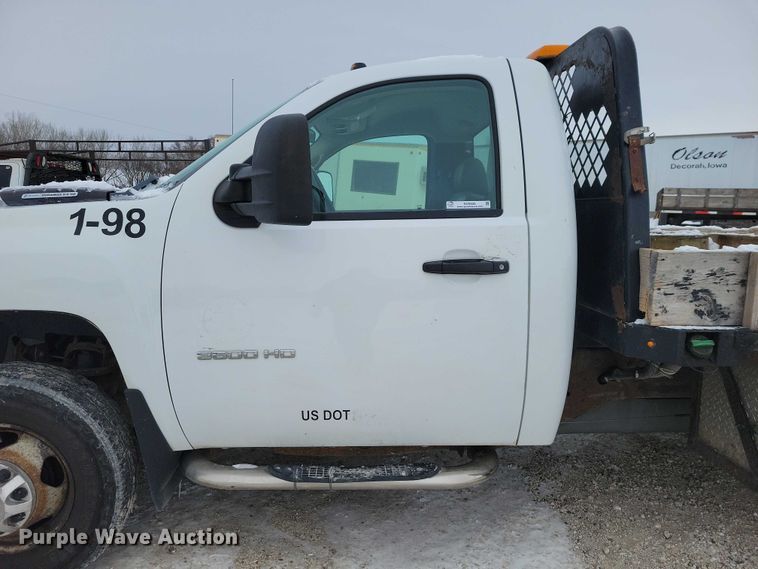 image for item NO9828 2013 Chevrolet Silverado 3500HD flatbed pickup truck