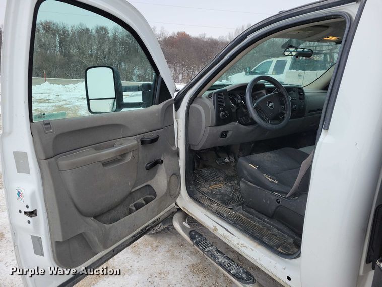 image for item NO9828 2013 Chevrolet Silverado 3500HD flatbed pickup truck