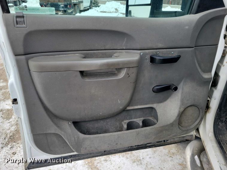 image for item NO9828 2013 Chevrolet Silverado 3500HD flatbed pickup truck