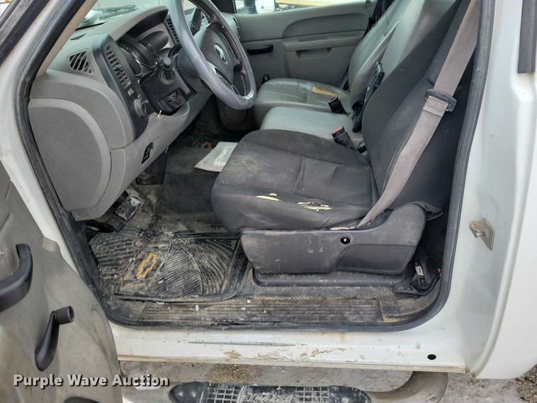 image for item NO9828 2013 Chevrolet Silverado 3500HD flatbed pickup truck