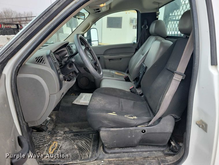 image for item NO9828 2013 Chevrolet Silverado 3500HD flatbed pickup truck