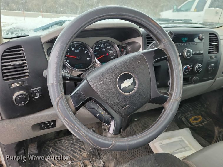 image for item NO9828 2013 Chevrolet Silverado 3500HD flatbed pickup truck