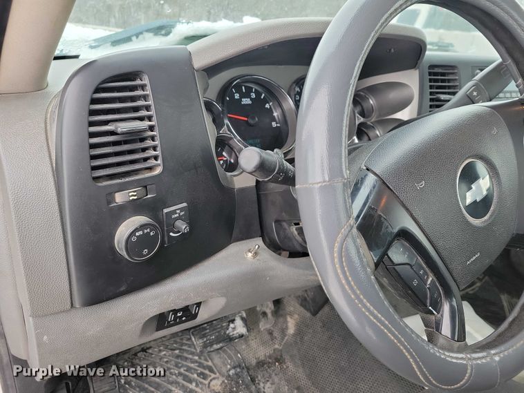 image for item NO9828 2013 Chevrolet Silverado 3500HD flatbed pickup truck