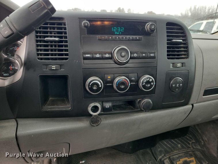 image for item NO9828 2013 Chevrolet Silverado 3500HD flatbed pickup truck