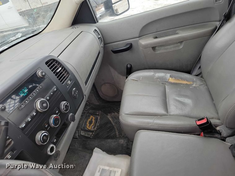 image for item NO9828 2013 Chevrolet Silverado 3500HD flatbed pickup truck