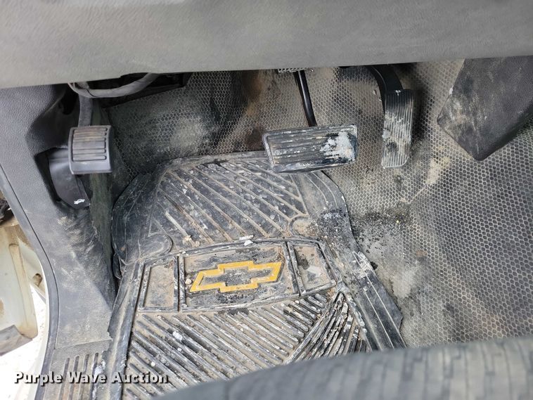 image for item NO9828 2013 Chevrolet Silverado 3500HD flatbed pickup truck