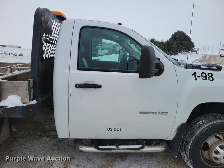 image for item NO9828 2013 Chevrolet Silverado 3500HD flatbed pickup truck