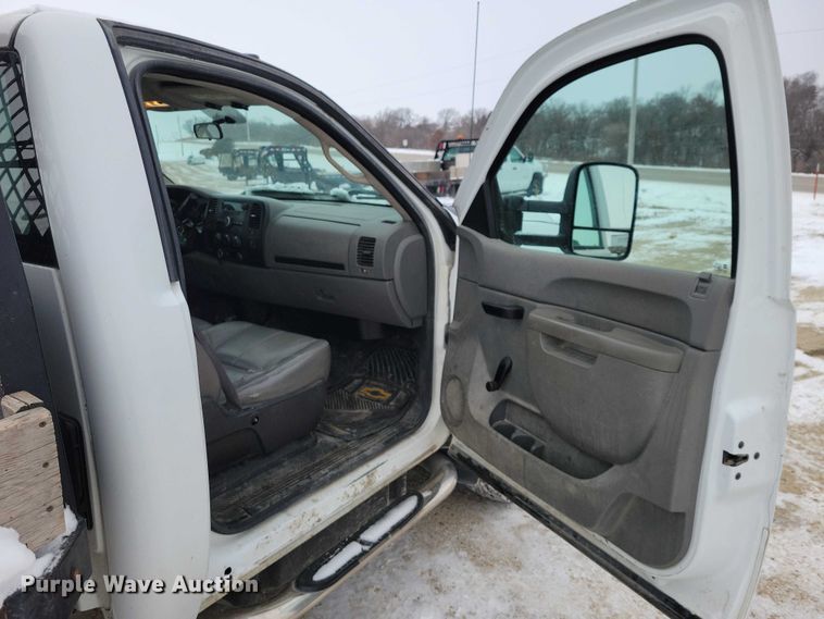 image for item NO9828 2013 Chevrolet Silverado 3500HD flatbed pickup truck