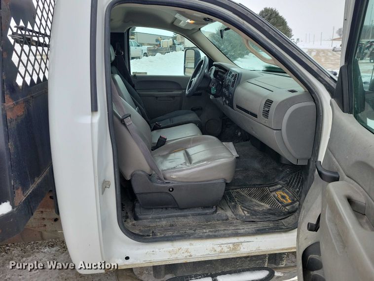 image for item NO9828 2013 Chevrolet Silverado 3500HD flatbed pickup truck