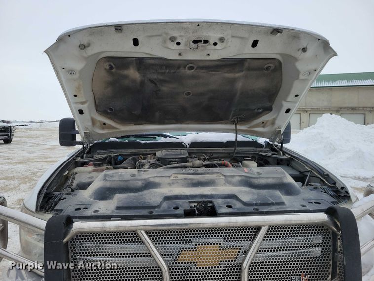 image for item NO9828 2013 Chevrolet Silverado 3500HD flatbed pickup truck