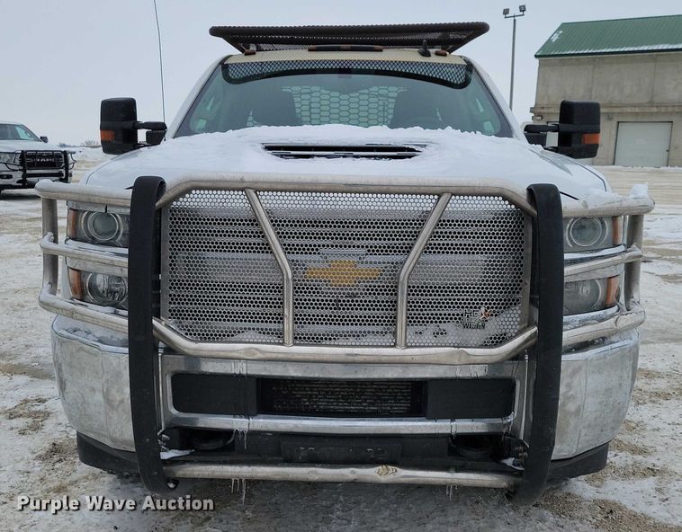 image for item NO9829 2017 Chevrolet Silverado 3500HD Double Cab flatbed pickup truck