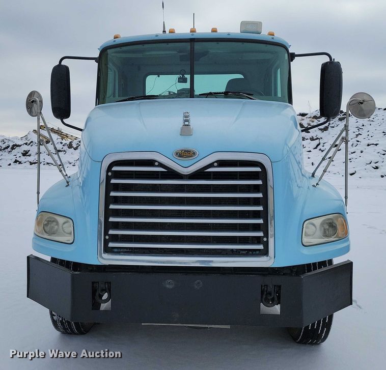 image for item NO9830 2005 Mack CXN613 semi truck