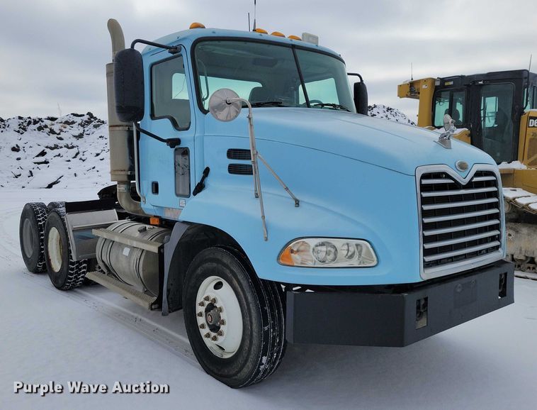 image for item NO9830 2005 Mack CXN613 semi truck