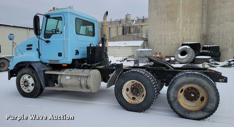 image for item NO9830 2005 Mack CXN613 semi truck