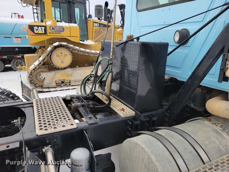 image for item NO9830 2005 Mack CXN613 semi truck