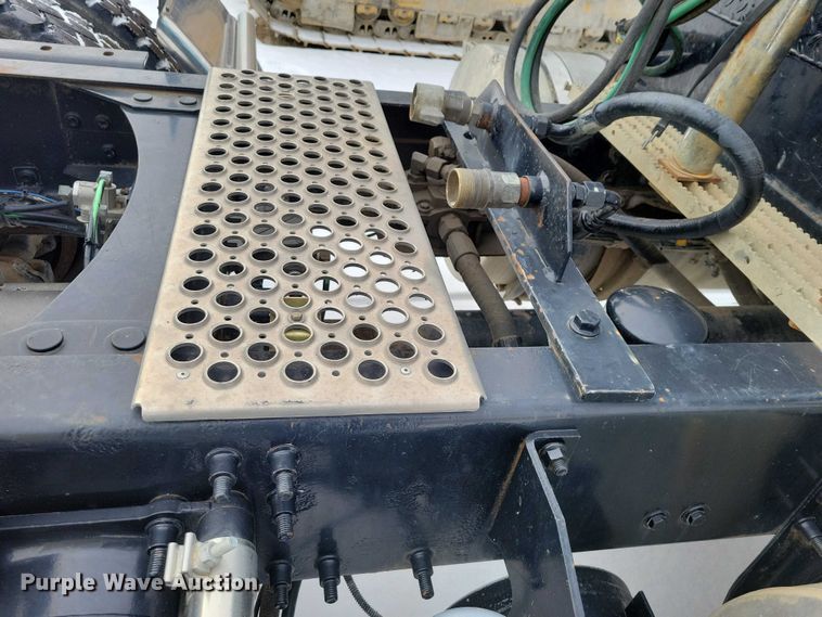 image for item NO9830 2005 Mack CXN613 semi truck