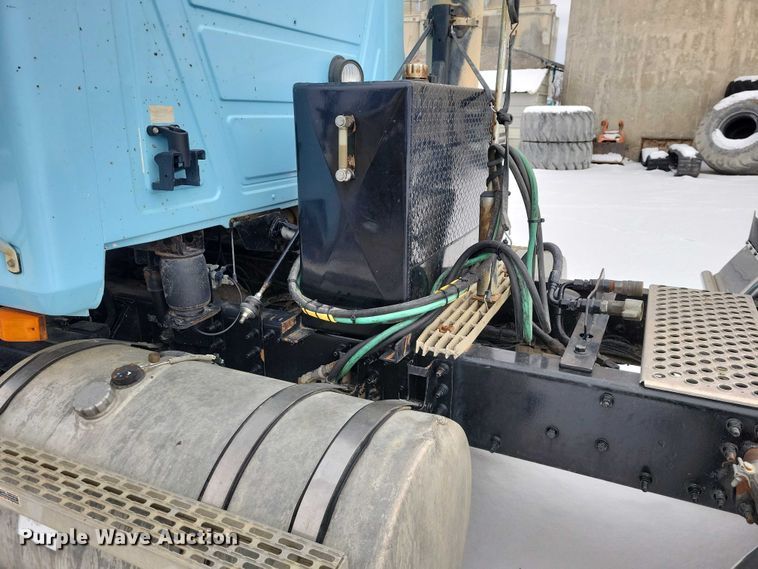 image for item NO9830 2005 Mack CXN613 semi truck