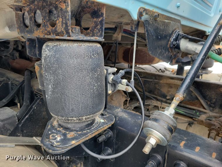 image for item NO9830 2005 Mack CXN613 semi truck