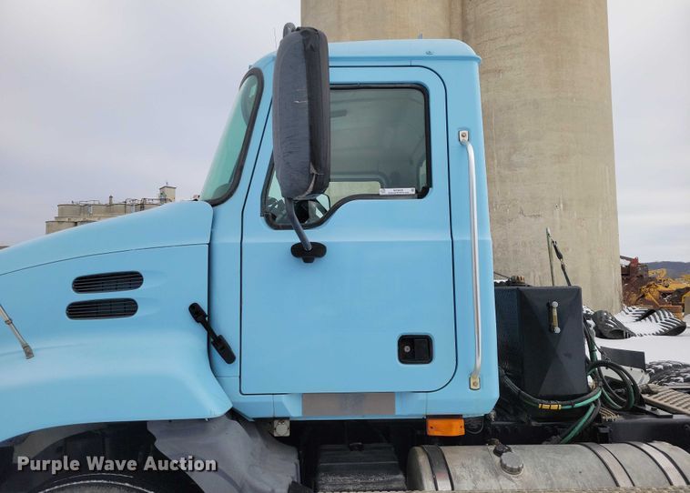 image for item NO9830 2005 Mack CXN613 semi truck