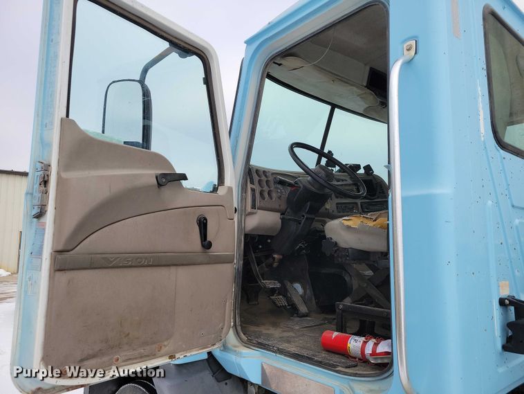 image for item NO9830 2005 Mack CXN613 semi truck